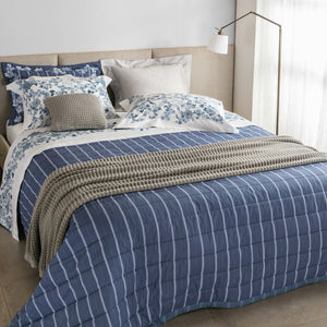 Descubre las diferencias entre colchas, edredones, frazadas y mantas para la cama.