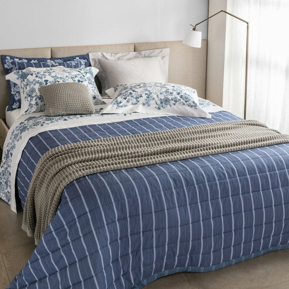 Descubre las diferencias entre colchas, edredones, frazadas y mantas para la cama.