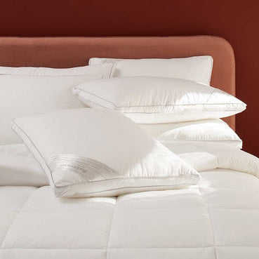 Portada de almohadas de algodón una encima de otra